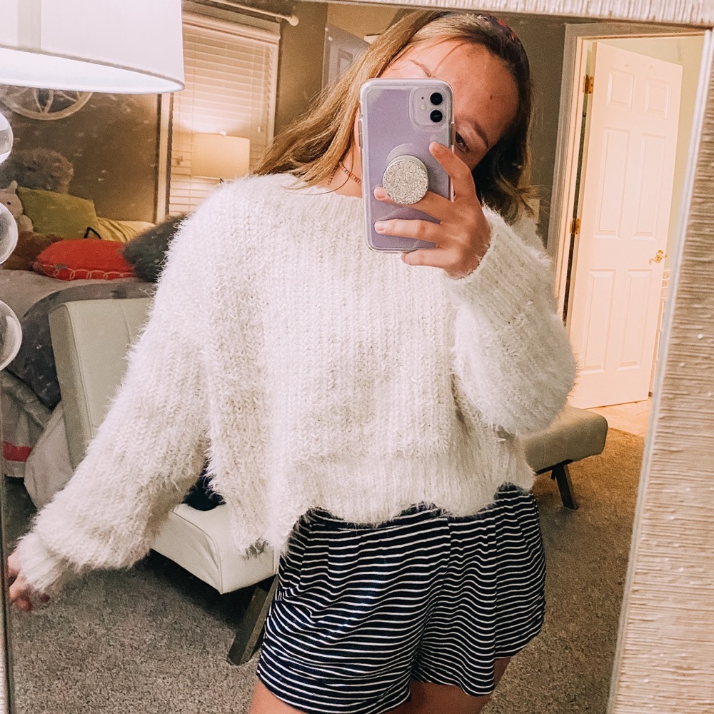 NWOT fluffy scalloped sweater😚✨